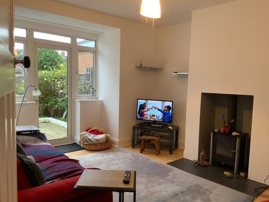 Warm And Cosy City Centre Home Near Train Station Chichester Exteriér fotografie